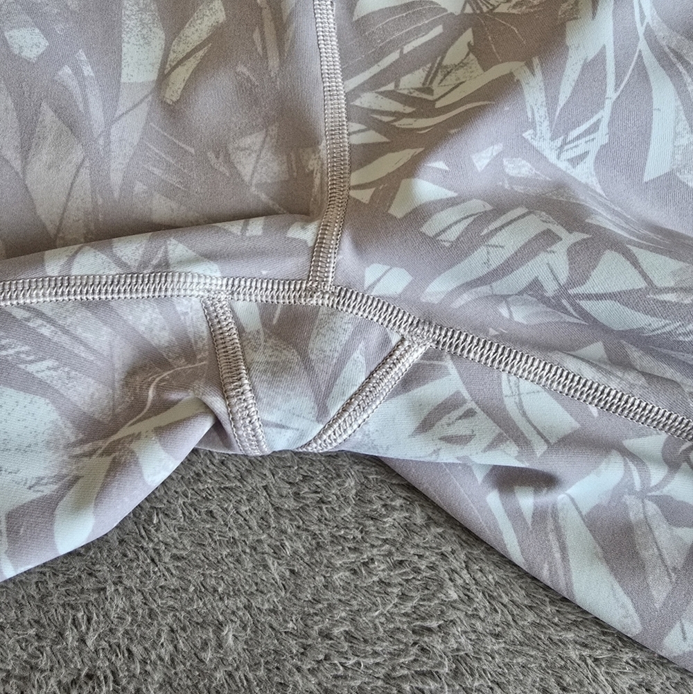Lululemon Wunder Under Crop 21" Shadow Leaf Light Ivory Muse/Light Ivory Size 6 - Picture 10 of 11